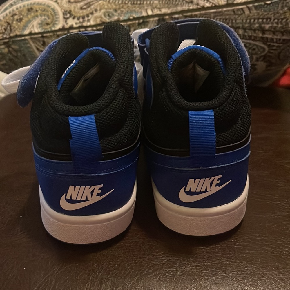 Nike size US4Y boy or girl unisex sneaker. Royal blue and black pre owned. - Picture 3 of 6